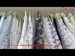 服、作成を処理する服装のために適したさまざまなレースの生地を作りなさい。